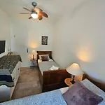 Appartement The Three Flowers Pool House *