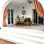Appartement The Three Flowers Pool House