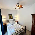 The Three Flowers Pool House Appartement *