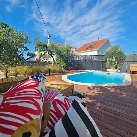 The Three Flowers Pool House