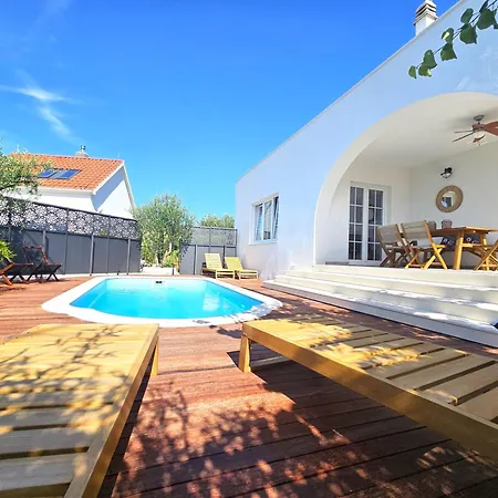 The Three Flowers Pool House *