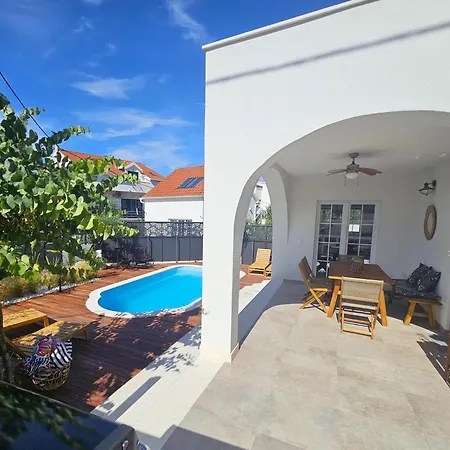 The Three Flowers Pool House