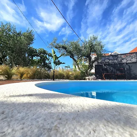 The Three Flowers Pool House トロギール