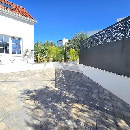 The Three Flowers Pool House * トロギール