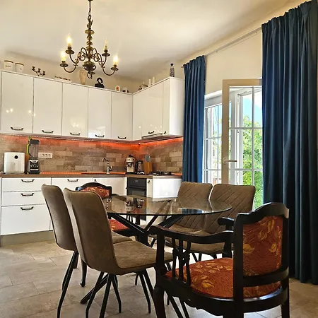 The Three Flowers Pool House Апартаменты Трогир