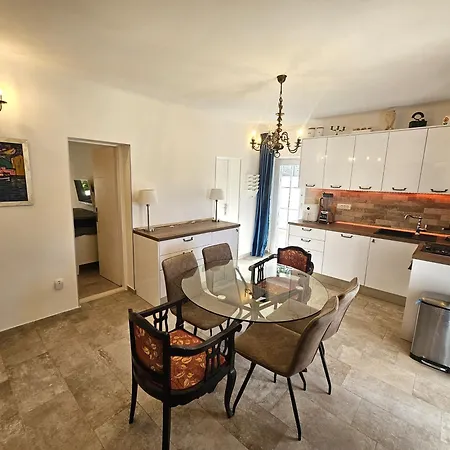 Апартаменты The Three Flowers Pool House Трогир