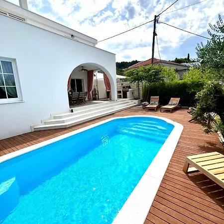 The Three Flowers Pool House 特罗吉尔