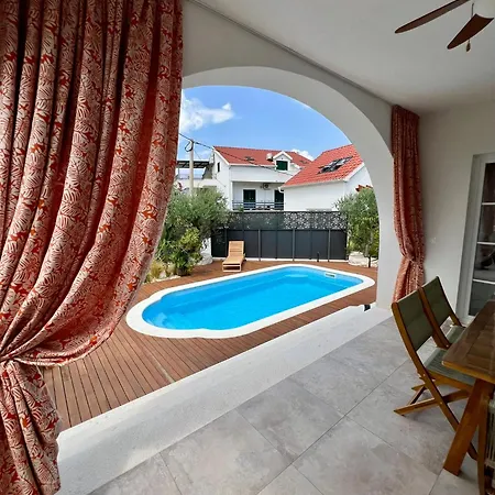 The Three Flowers Pool House * 特罗吉尔