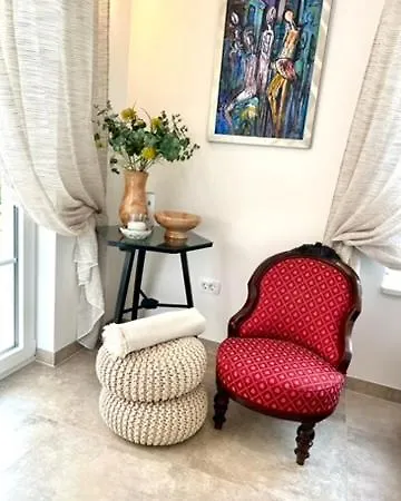 Апартаменты The Three Flowers Pool House *