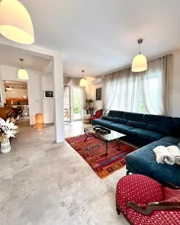 The Three Flowers Pool House Апартаменты Трогир