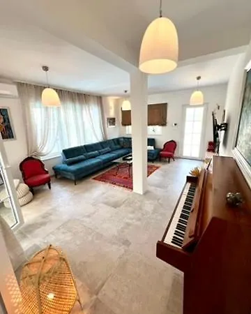 The Three Flowers Pool House Апартаменты