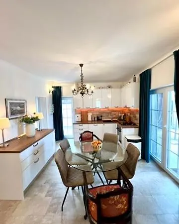 The Three Flowers Pool House トロギール