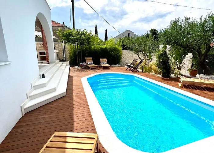 The Three Flowers Pool House Apartmán *