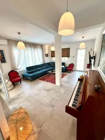 The Three Flowers Pool House Apartmán