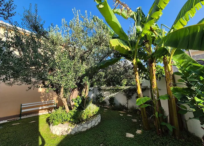The Three Flowers Pool House *
