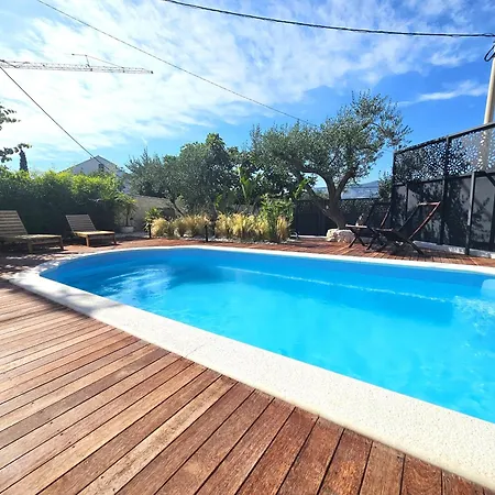 The Three Flowers Pool House Appartement *