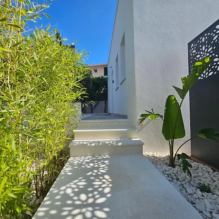 The Three Flowers Pool House Appartement