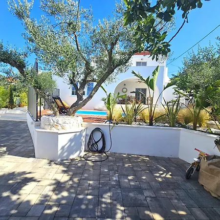 Appartement The Three Flowers Pool House *