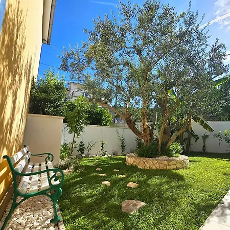 The Three Flowers Pool House *