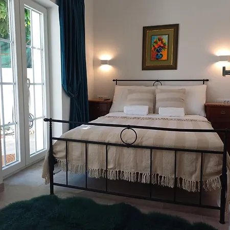 The Three Flowers Pool House Appartement *