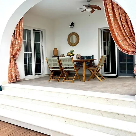 Appartement The Three Flowers Pool House