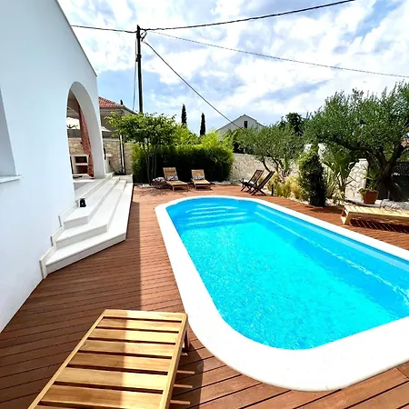 The Three Flowers Pool House Appartement *