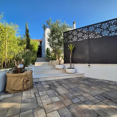 The Three Flowers Pool House * Traù
