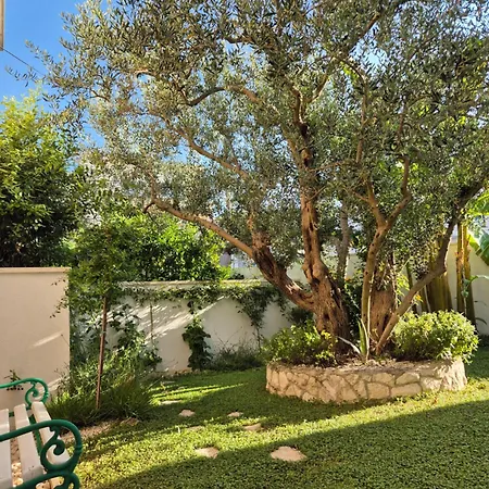 The Three Flowers Pool House