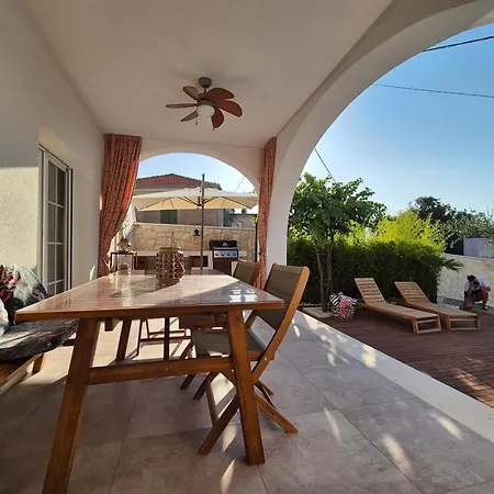 The Three Flowers Pool House Appartamento