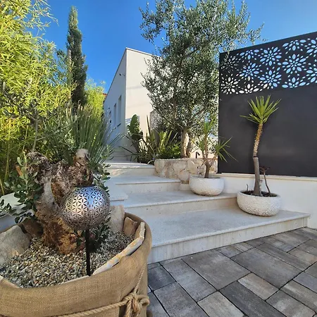 The Three Flowers Pool House *