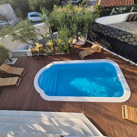 The Three Flowers Pool House *