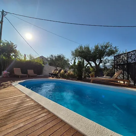 The Three Flowers Pool House Appartement