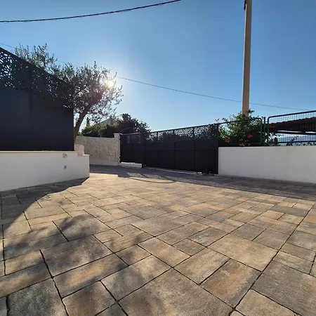 The Three Flowers Pool House * Traù