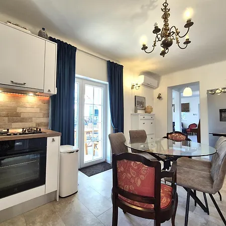 The Three Flowers Pool House Appartement *