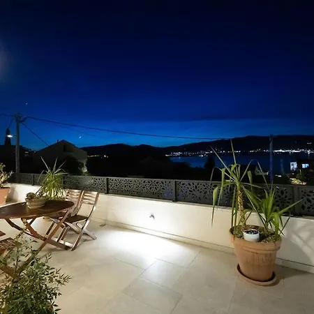 The Three Flowers Pool House Трогір