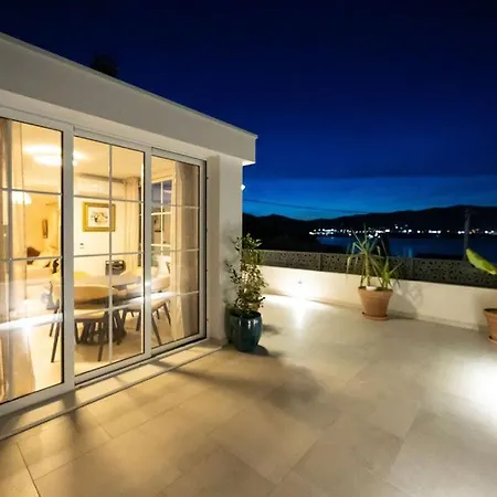 Апартаменти The Three Flowers Pool House
