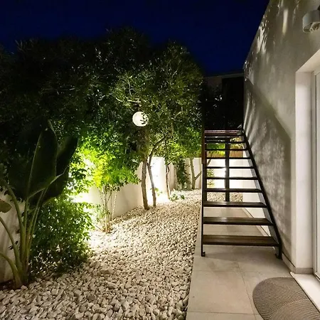 The Three Flowers Pool House Трогір