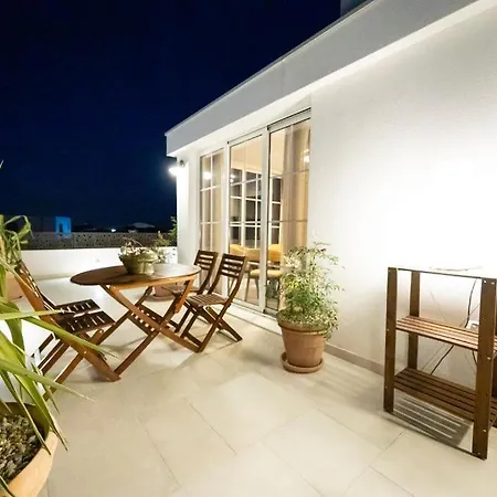 The Three Flowers Pool House * Трогір
