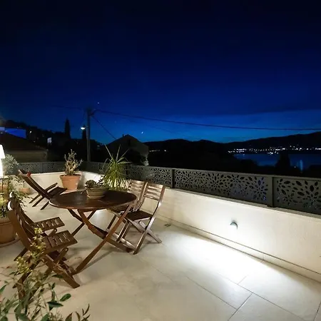 The Three Flowers Pool House דירה