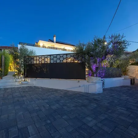 The Three Flowers Pool House Апартаменти *