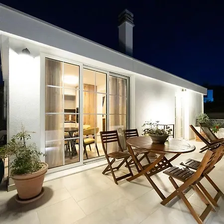 Апартаменти The Three Flowers Pool House *