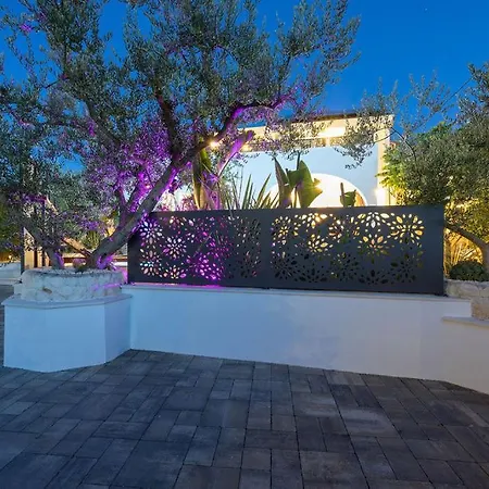 The Three Flowers Pool House Apartmán