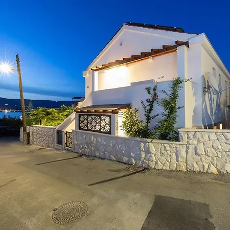 The Three Flowers Pool House Apartmán Trogir