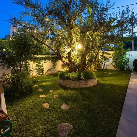 Apartmán The Three Flowers Pool House *