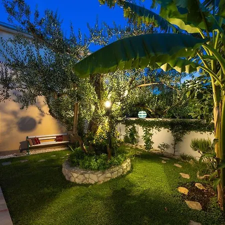The Three Flowers Pool House Apartmán Trogir