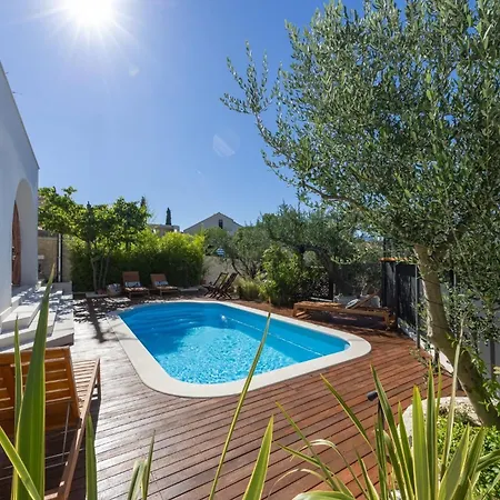 The Three Flowers Pool House Трогір