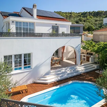 The Three Flowers Pool House * Трогір
