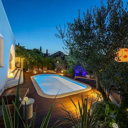 The Three Flowers Pool House Apartmán *