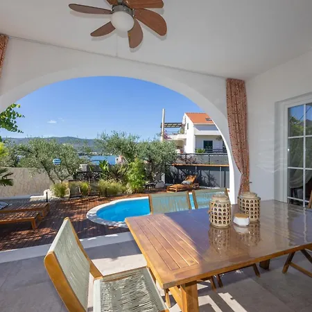 The Three Flowers Pool House Апартаменти Трогір