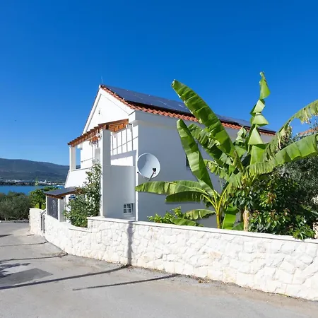 The Three Flowers Pool House Трогір
